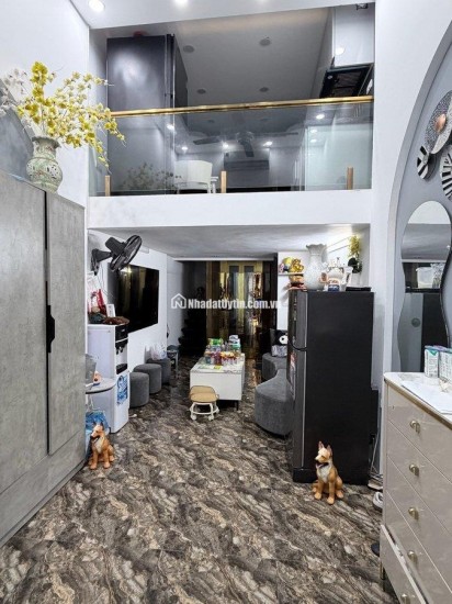  HIẾM !!! NHÀ MỚI ĐẸP Ở NGAY-THANG MÁY NHẬP KHẨU -NGÕ THÔNG THOÁNG BA GÁC TRÁNH-BA BƯỚC CHÂN RA MẶT PHỐ. GIÁ 9.9 TỶ 