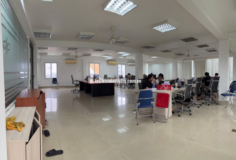 VĂN PHÒNG CHO THUÊ HIỆN ĐẠI VỚI 176M2 NGAY MẶT TIỀN TRƯỜNG SƠN, TÂN BÌNH