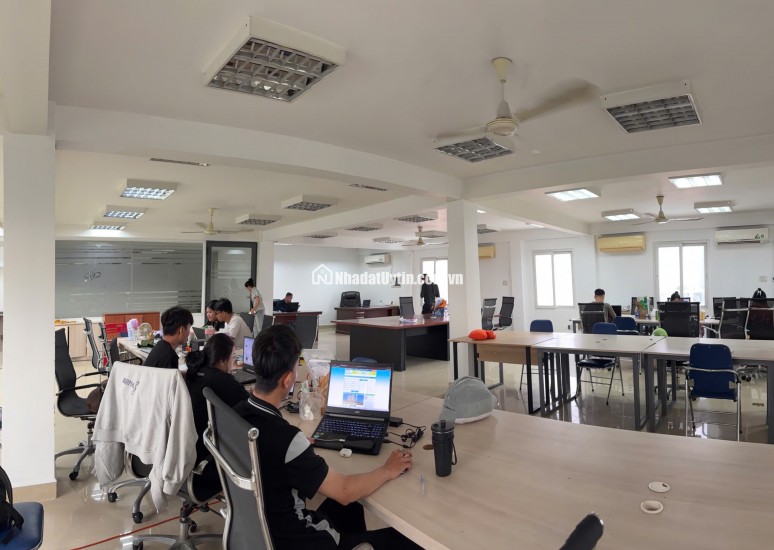 VĂN PHÒNG CHO THUÊ HIỆN ĐẠI VỚI 176M2 NGAY MẶT TIỀN TRƯỜNG SƠN, TÂN BÌNH