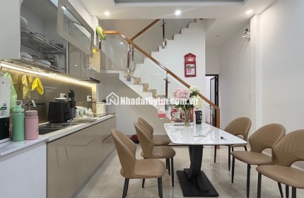 Cần chuyển nhượng nhà 2 tầng khu Nại Thịnh, Sơn Trà. * Diện tích đất: 59,8m² * Diện tích sàn: 114,8m² * Ngang 4m * 4 phòng ngủ, phòng khách, bếp, phòng thờ, 2 WC * Sân để xe trong nhà Vị trí thuận tiện, gần sông Hàn, đường Vân Đồn, chợ và trường học. Nhà 