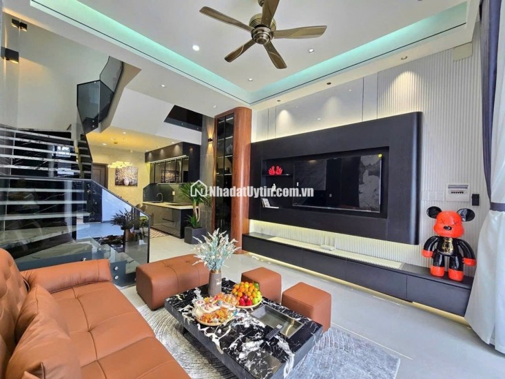 NHÀ MỚI 100% – Ô TÔ NGỦ TRONG NHÀ