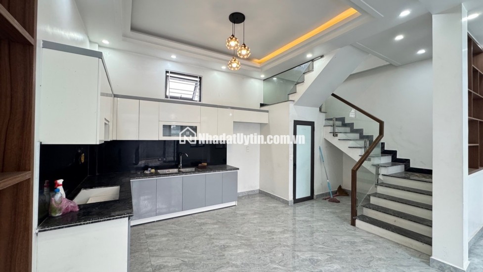 BÁN NHÀ 3 TẦNG - NGÕ Ô TÔ ĐỖ CỬA - 3 NGỦ kín - 2,35đ