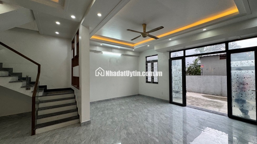 BÁN NHÀ 3 TẦNG - NGÕ Ô TÔ ĐỖ CỬA - 3 NGỦ kín - 2,35đ