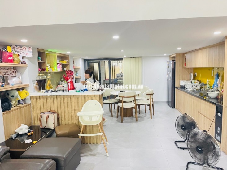 ÁN NHÀ MẶT TIỀN HUY CẬN – HÒA CƯỜNG  ĐỐI DIỆN CÔNG VIÊN, NHÀ ĐẸP 2,5 TẦNG 
 THÔNG TIN CĂN NHÀ:
 Diện tích: 70