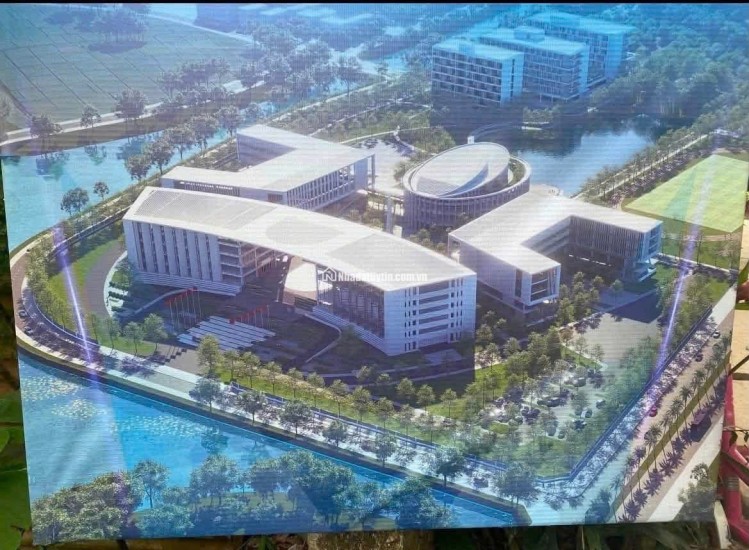 Hàng hiếm bám quốc lộ 6 sát hà đông gần cổng trường đại học